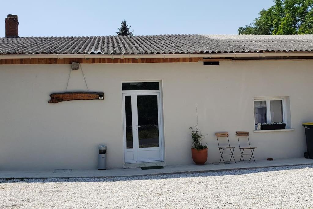 Villa Chez Samb Lussac-les-Châteaux Exterior foto