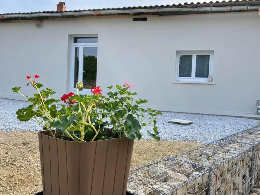 Villa Chez Samb Lussac-les-Châteaux Exterior foto