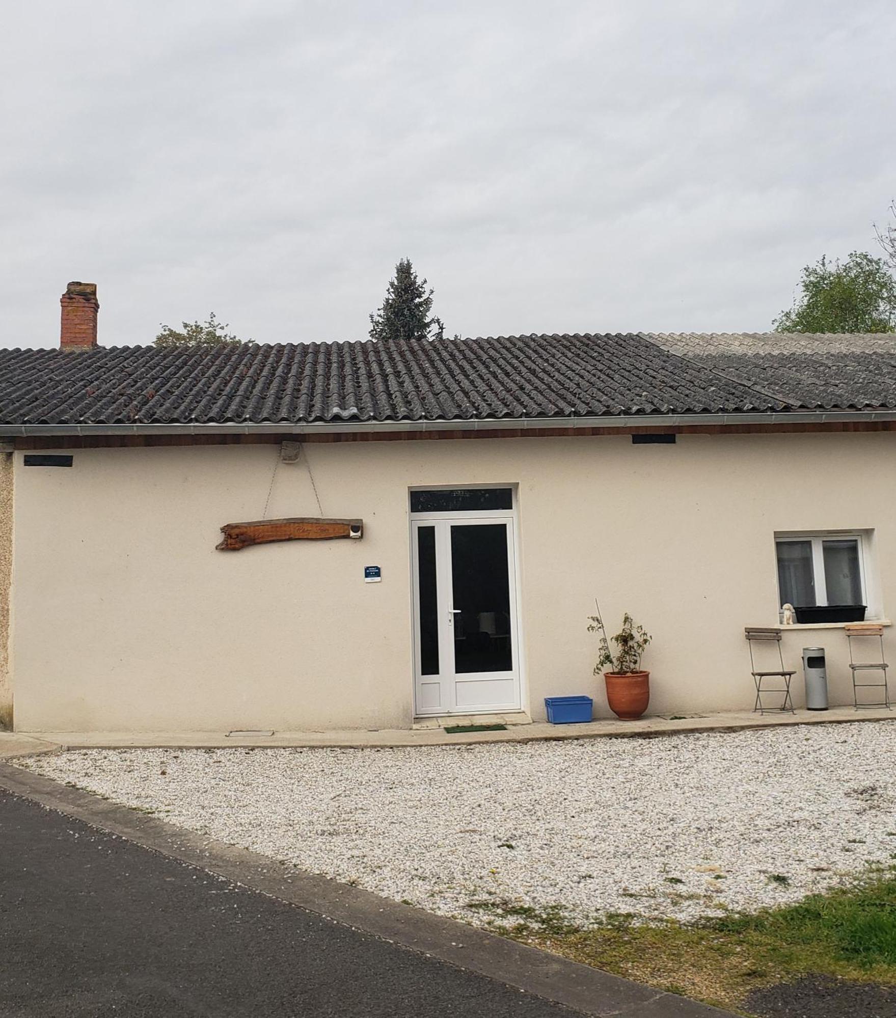 Villa Chez Samb Lussac-les-Châteaux Exterior foto
